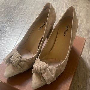 Van Eli beige velvet heals